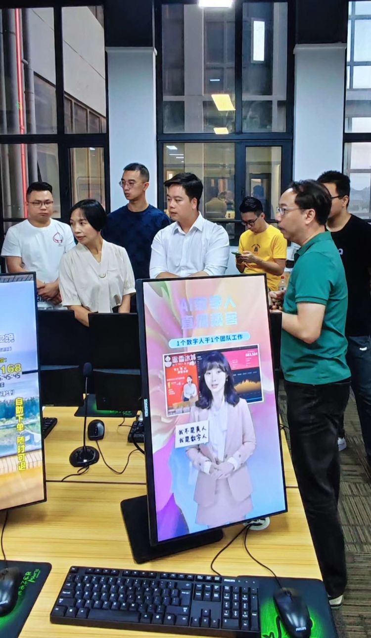凯发K8国际基因董事长杨骁携手嘿桃公益共助青年创业活动现场